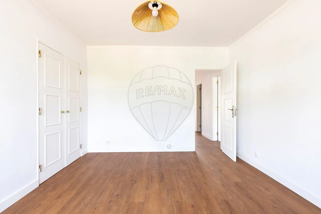 Apartamento T2 para Venda em Miragaia e Marteleira Foto 11