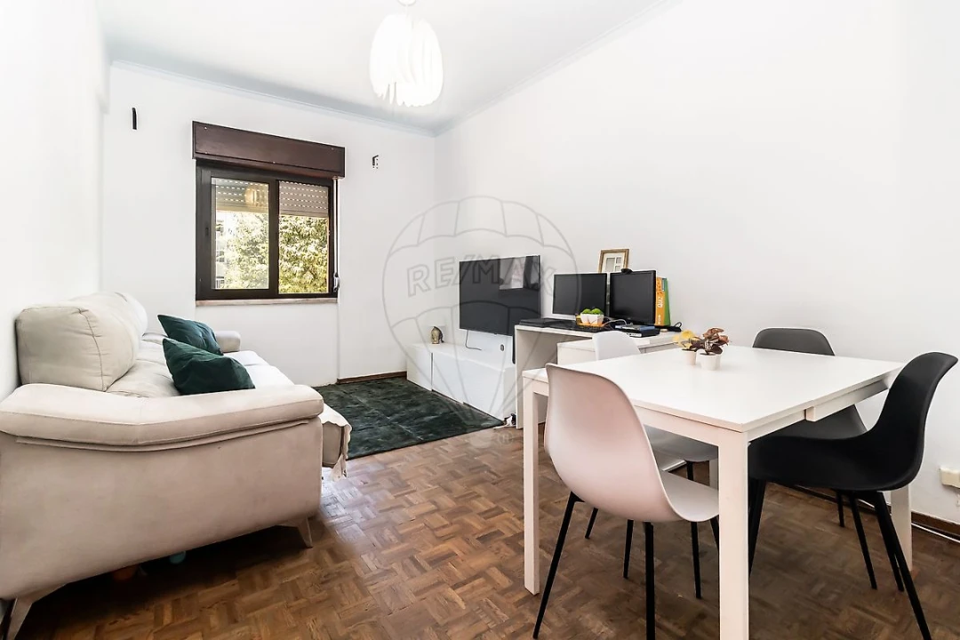 Apartamento T2 para Arrendamento em Póvoa de Santo Adrião e Olival Basto Foto 1