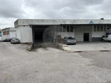 Armazém para Venda em Póvoa de Santo Adrião e Olival Basto