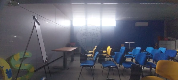 Armazém para Venda em Póvoa de Santo Adrião e Olival Basto