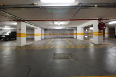 Loja para Arrendamento em Sesimbra (Santiago)