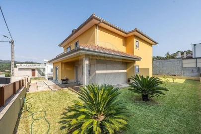 Moradia T4 para Venda em Calvos e Frades