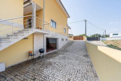 Moradia T4 para Venda em Calvos e Frades