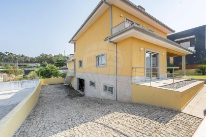Moradia T4 para Venda em Calvos e Frades