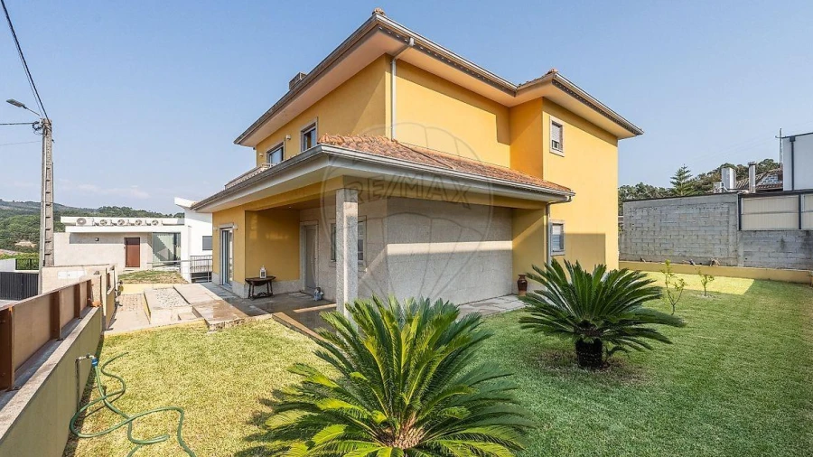 Moradia T4 para Venda em Calvos e Frades