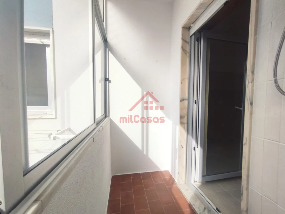 Apartamento T1 para Arrendamento em Santa Maria, São Pedro e Matacães Foto 5