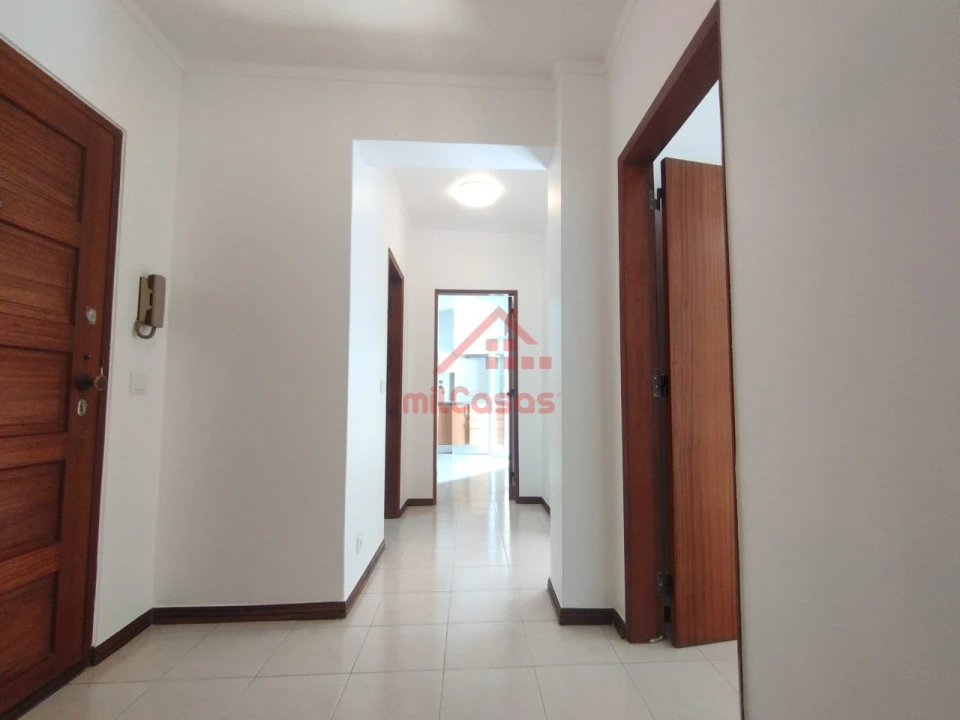 Apartamento T1 para Arrendamento em Santa Maria, São Pedro e Matacães Foto 9