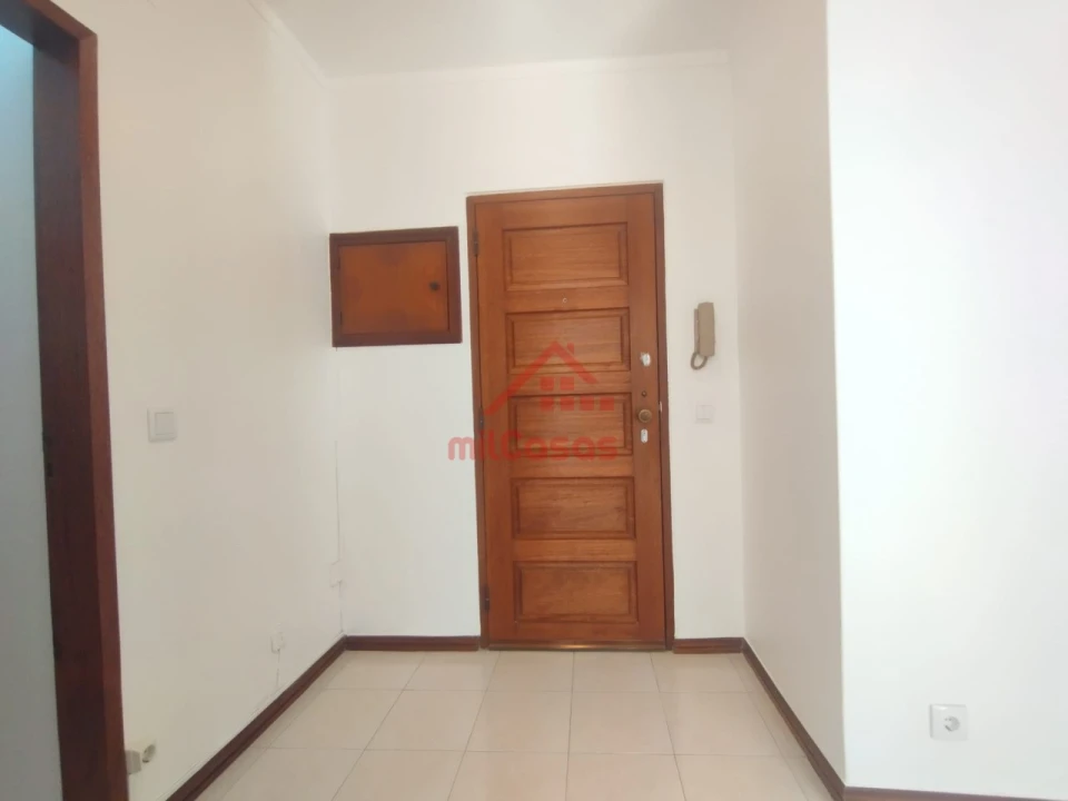 Apartamento T1 para Arrendamento em Santa Maria, São Pedro e Matacães Foto 10