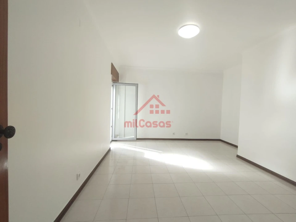 Apartamento T1 para Arrendamento em Santa Maria, São Pedro e Matacães Foto 12