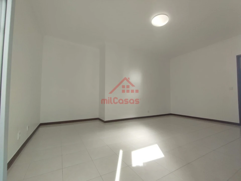 Apartamento T1 para Arrendamento em Santa Maria, São Pedro e Matacães Foto 14
