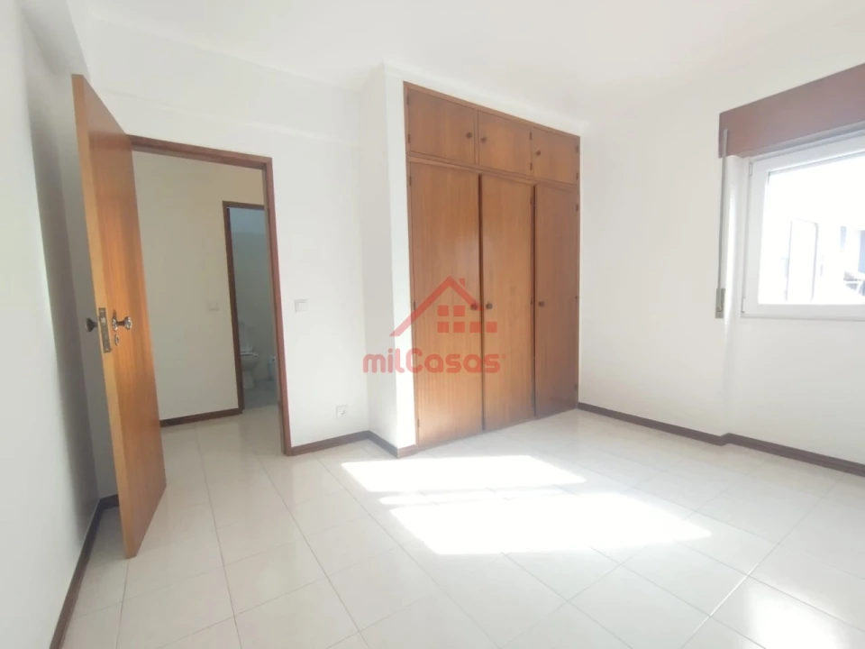 Apartamento T1 para Arrendamento em Santa Maria, São Pedro e Matacães Foto 16