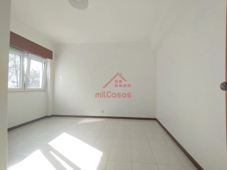 Apartamento T1 para Arrendamento em Santa Maria, São Pedro e Matacães Foto 17