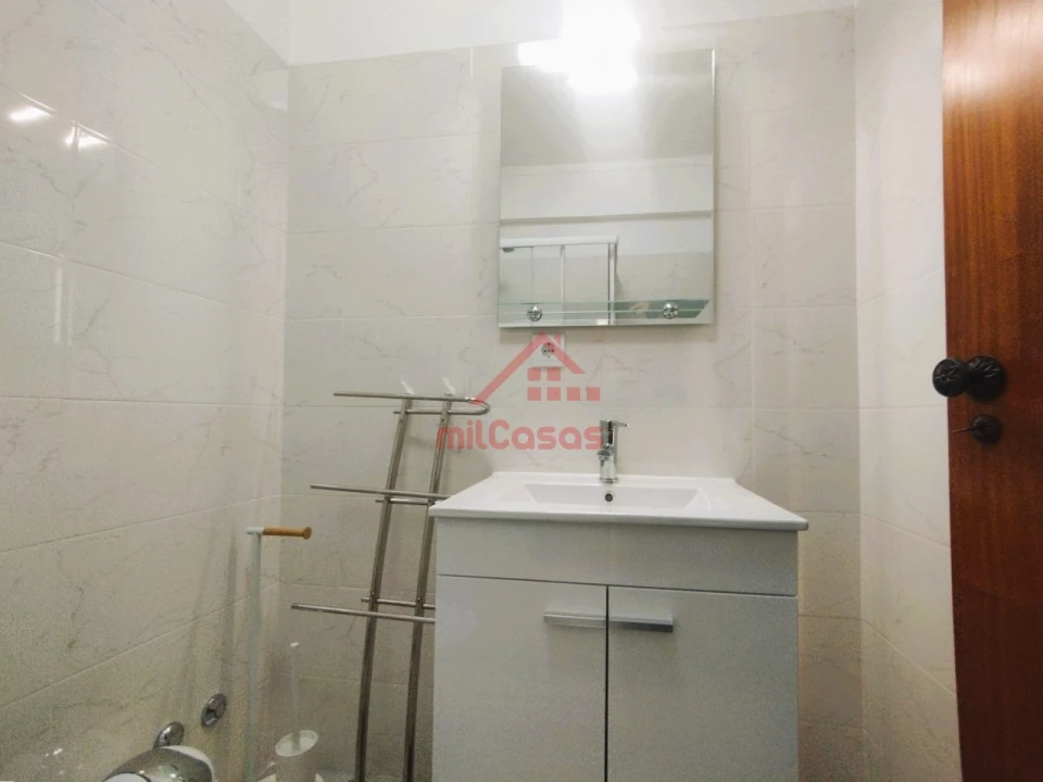 Apartamento T1 para Arrendamento em Santa Maria, São Pedro e Matacães Foto 19