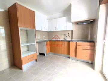 Apartamento T1 para Arrendamento em Santa Maria, São Pedro e Matacães