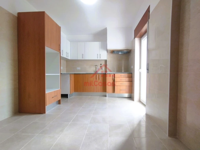Apartamento T1 para Arrendamento em Santa Maria, São Pedro e Matacães Foto 2