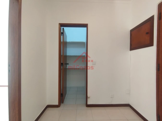 Apartamento T1 para Arrendamento em Santa Maria, São Pedro e Matacães Foto 11