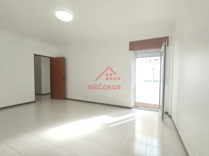Apartamento T1 para Arrendamento em Santa Maria, São Pedro e Matacães Foto 13