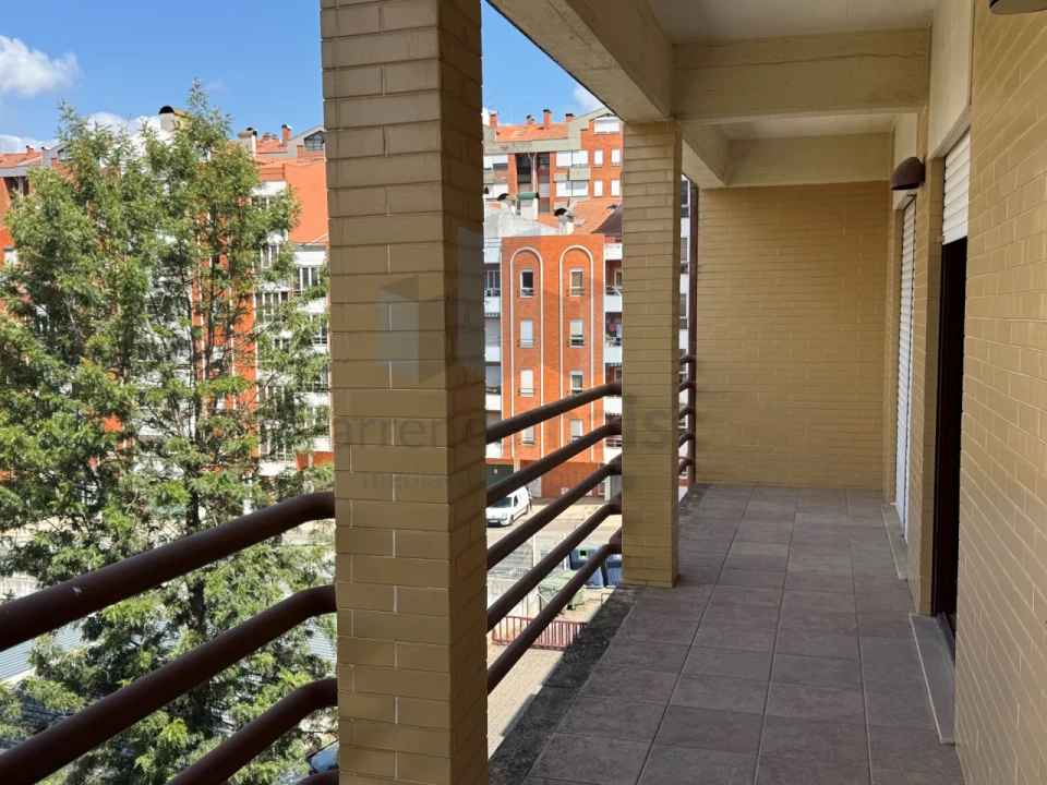 Apartamento T3 para Arrendamento em Santo Antonio dos Olivais Foto 3