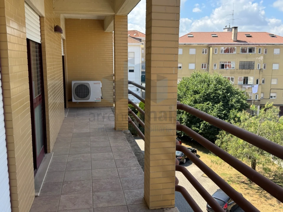 Apartamento T3 para Arrendamento em Santo Antonio dos Olivais Foto 4