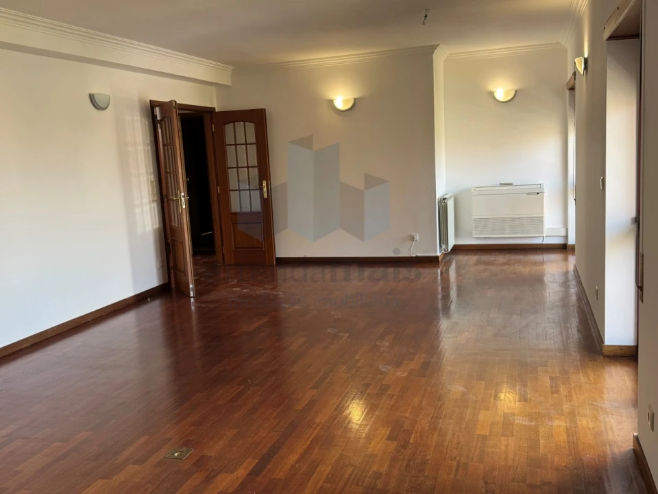 Apartamento T3 para Arrendamento em Santo Antonio dos Olivais Foto 6