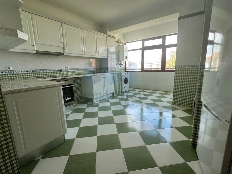 Apartamento T3 para Arrendamento em Santo Antonio dos Olivais Foto 7