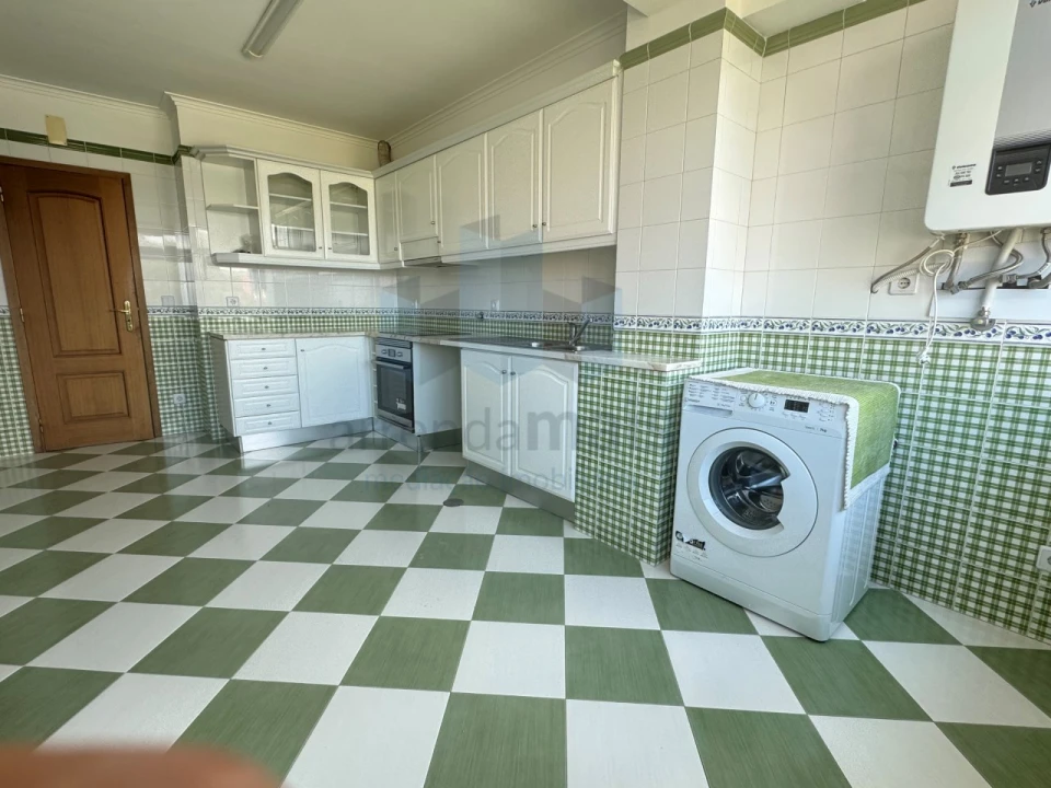 Apartamento T3 para Arrendamento em Santo Antonio dos Olivais Foto 8