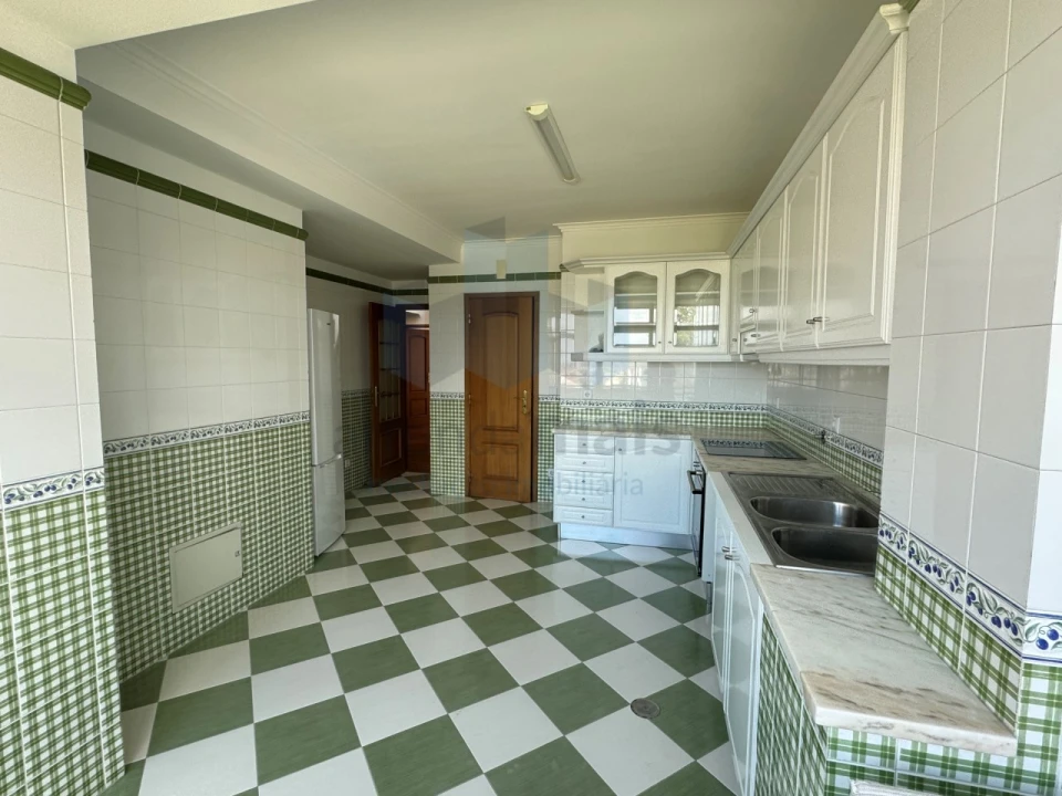 Apartamento T3 para Arrendamento em Santo Antonio dos Olivais Foto 9