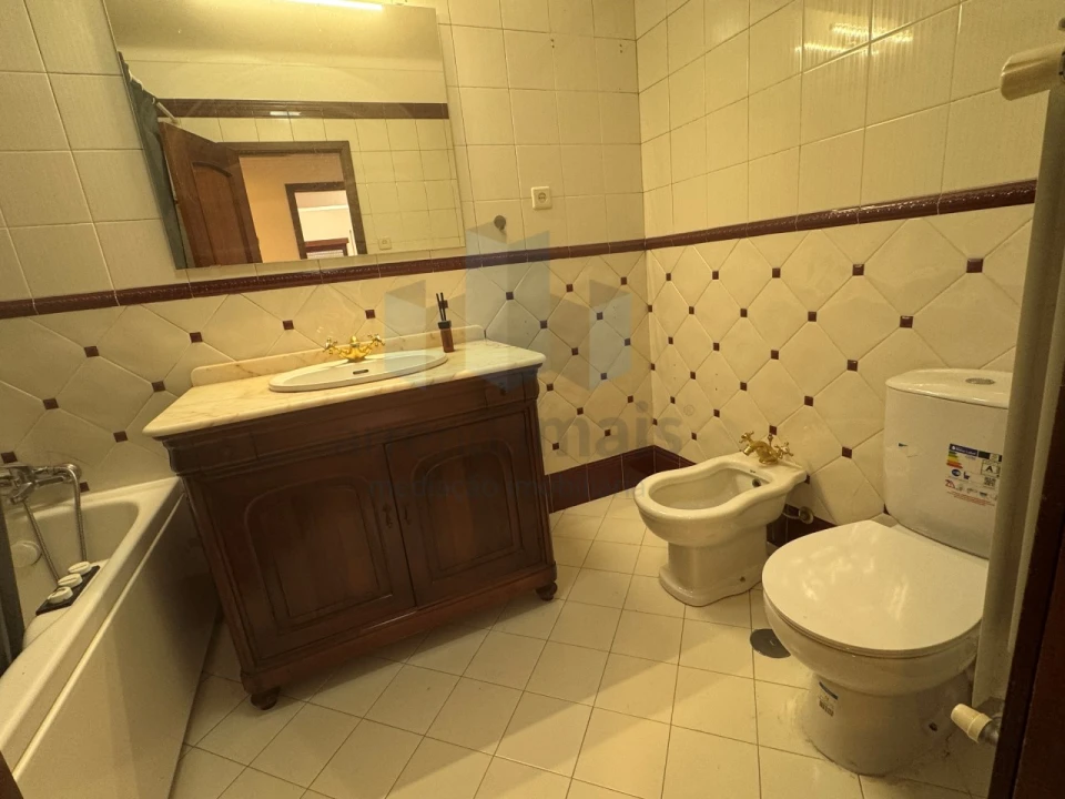 Apartamento T3 para Arrendamento em Santo Antonio dos Olivais Foto 11