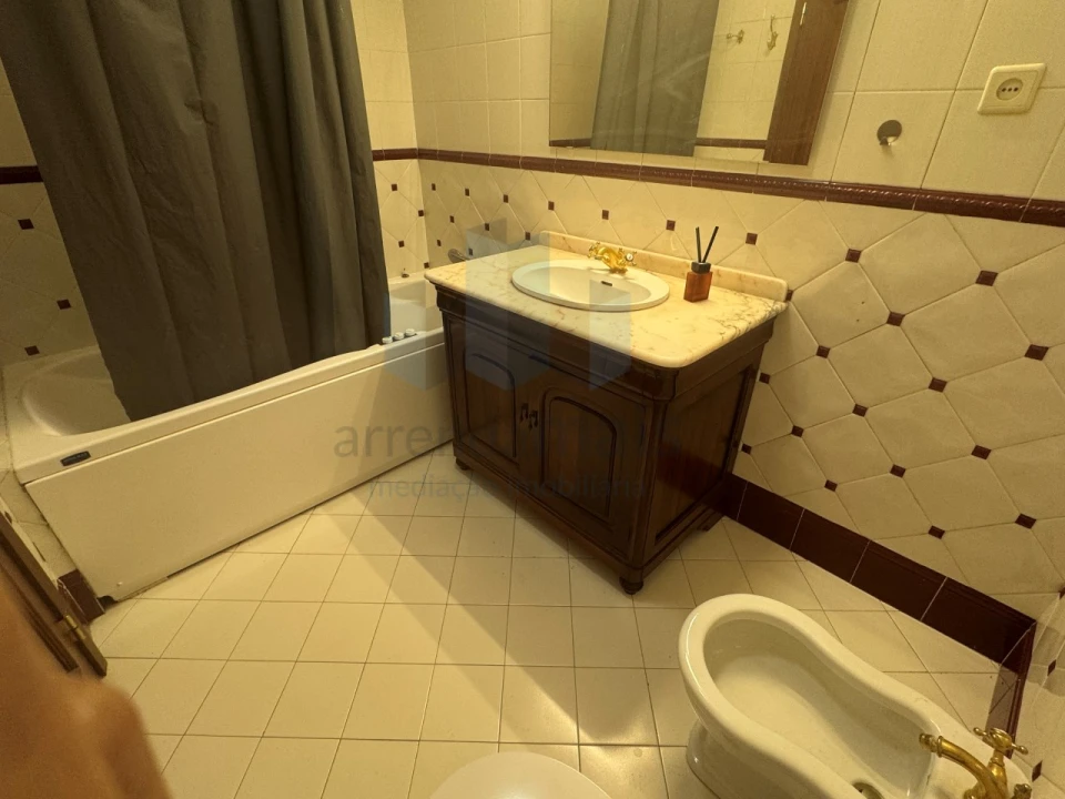 Apartamento T3 para Arrendamento em Santo Antonio dos Olivais Foto 12