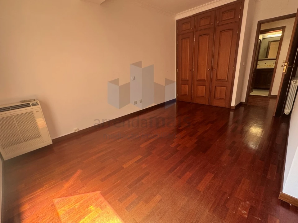 Apartamento T3 para Arrendamento em Santo Antonio dos Olivais Foto 13