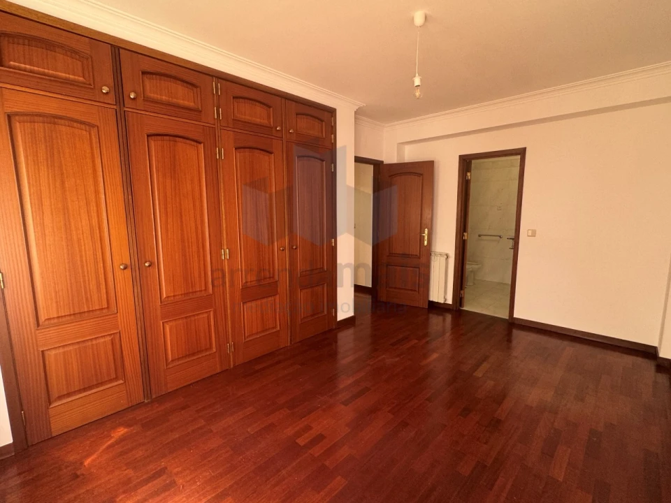 Apartamento T3 para Arrendamento em Santo Antonio dos Olivais Foto 15