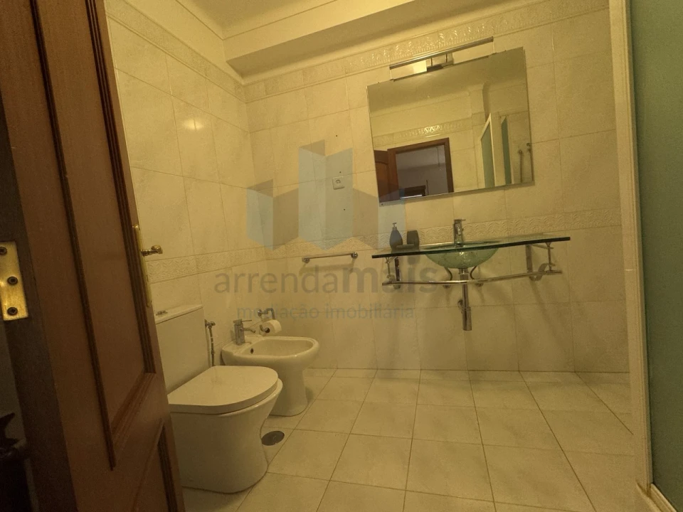 Apartamento T3 para Arrendamento em Santo Antonio dos Olivais Foto 16
