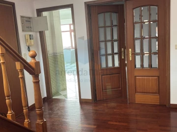 Apartamento T3 para Arrendamento em Santo Antonio dos Olivais