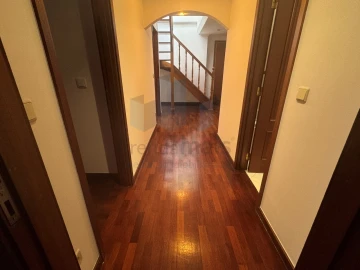Apartamento T3 para Arrendamento em Santo Antonio dos Olivais