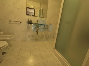 Apartamento T3 para Arrendamento em Santo Antonio dos Olivais