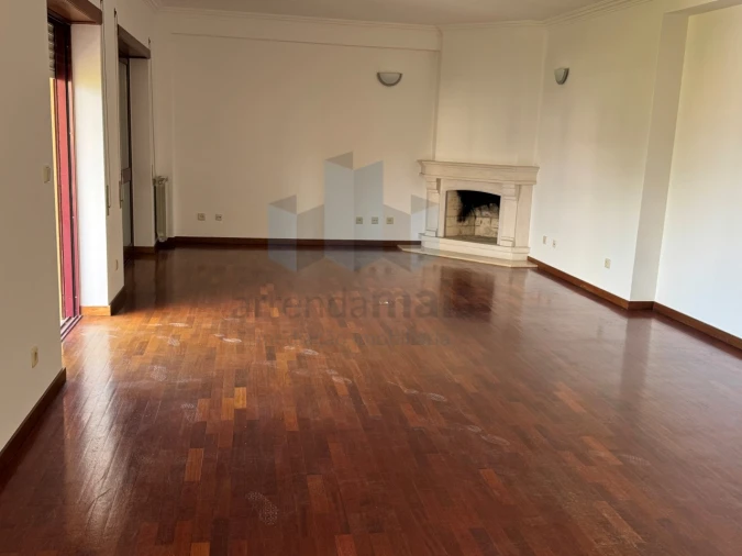 Apartamento T3 para Arrendamento em Santo Antonio dos Olivais Foto 5