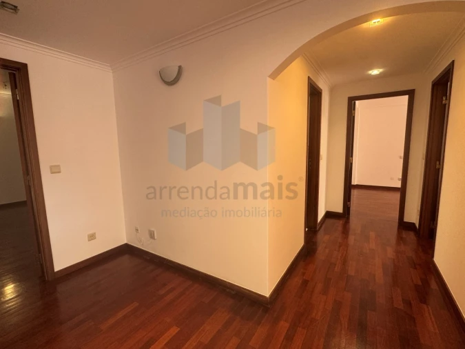 Apartamento T3 para Arrendamento em Santo Antonio dos Olivais Foto 10