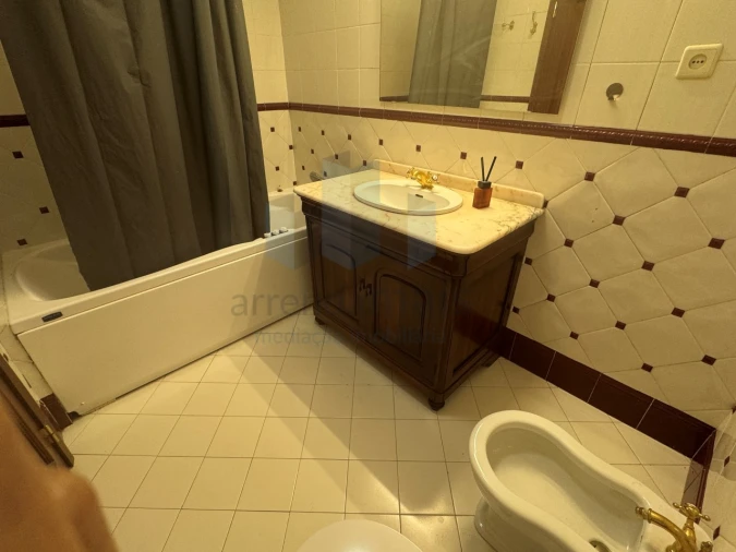 Apartamento T3 para Arrendamento em Santo Antonio dos Olivais Foto 12
