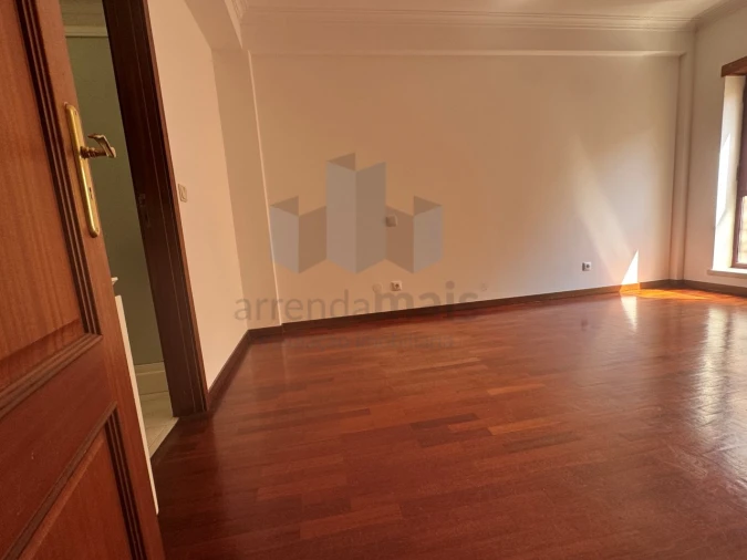 Apartamento T3 para Arrendamento em Santo Antonio dos Olivais Foto 14