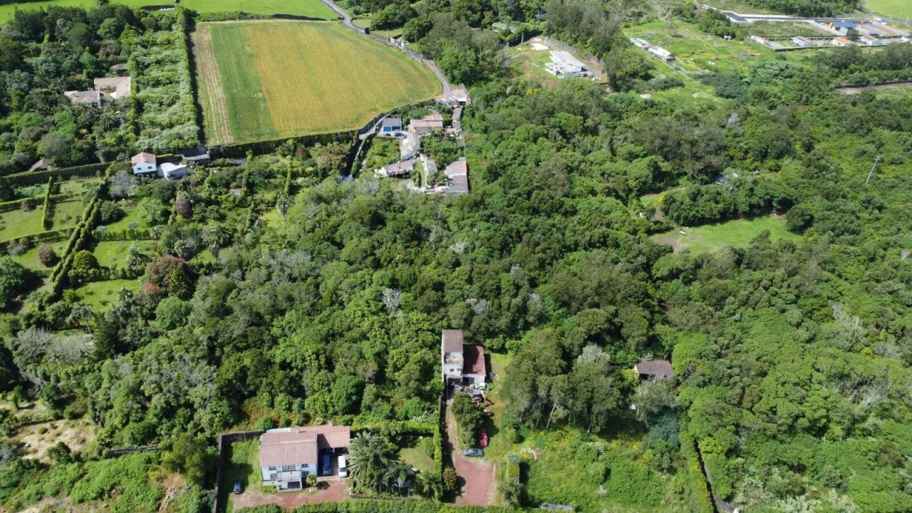 Terreno para Venda em Rabo de Peixe Foto 1