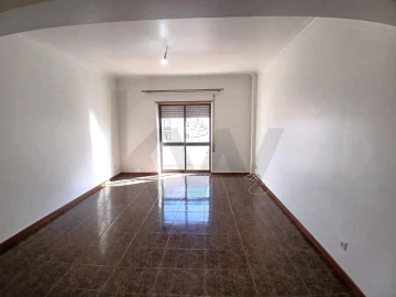 Apartamento T3 para Arrendamento em Nossa Senhora do Pópulo, Coto e São Gregório