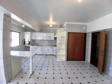 Apartamento T3 para Arrendamento em Nossa Senhora do Pópulo, Coto e São Gregório