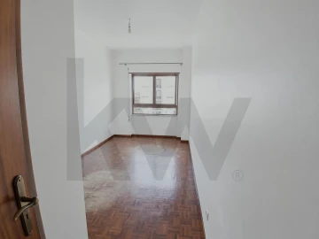 Apartamento T3 para Arrendamento em Nossa Senhora do Pópulo, Coto e São Gregório