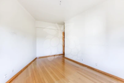 Apartamento T2 para Arrendamento em Laranjeiro e Feijó