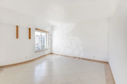 Apartamento T2 para Arrendamento em Laranjeiro e Feijó