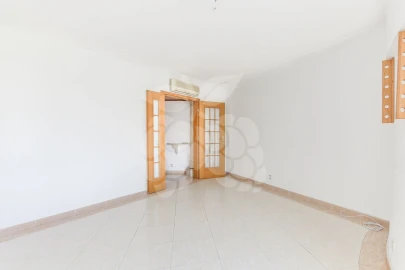 Apartamento T2 para Arrendamento em Laranjeiro e Feijó