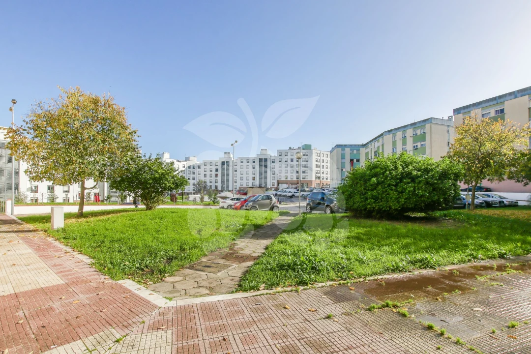 Apartamento T2 para Arrendamento em Laranjeiro e Feijó Foto 24