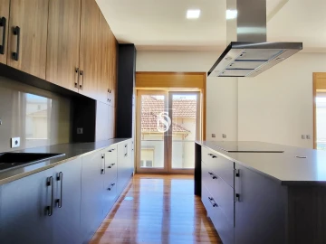 Apartamento T4 para Venda em Póvoa de Varzim, Beiriz e Argivai