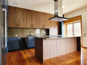 Apartamento T4 para Venda em Póvoa de Varzim, Beiriz e Argivai