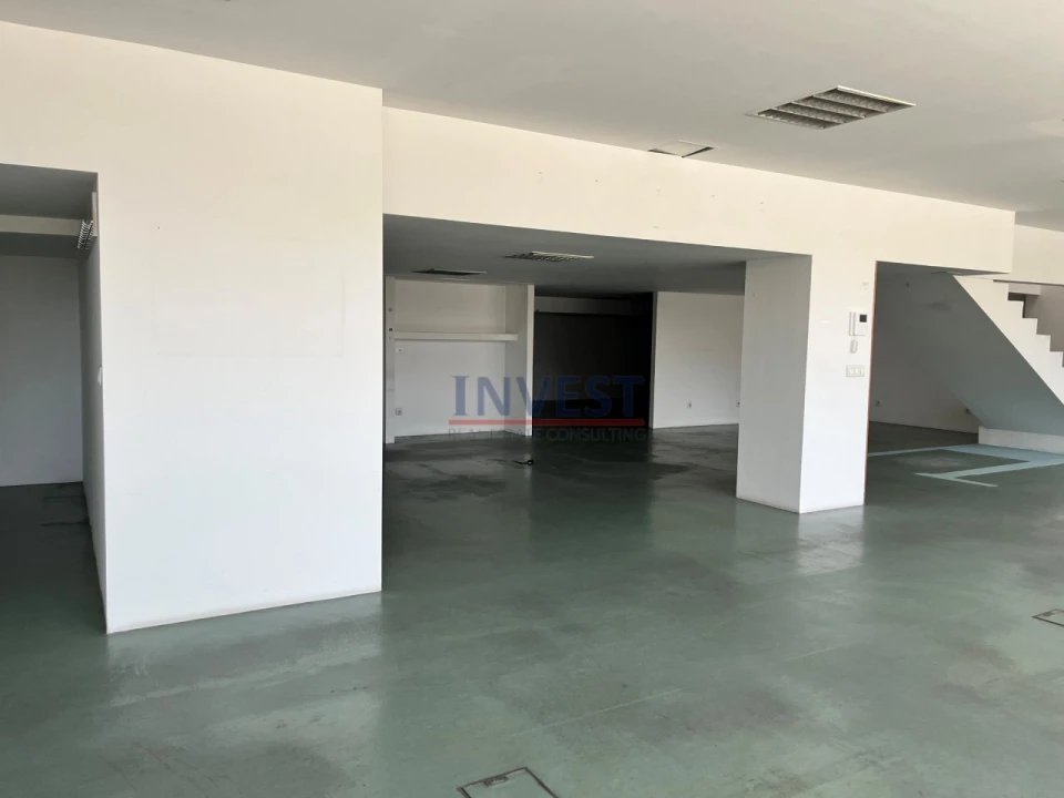 Loja para Arrendamento em Ramalde Foto 2